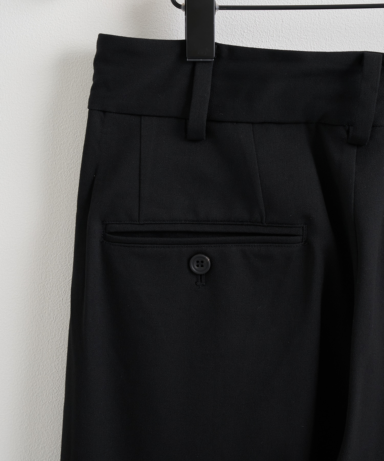 2 TUCK PANTS White Mountaineering