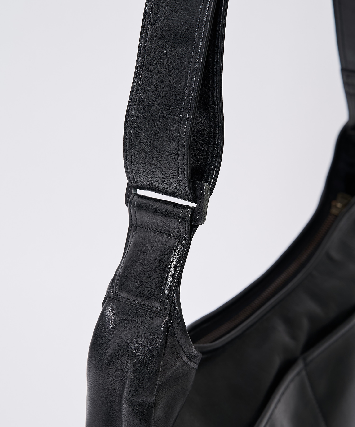 1261013 LEATHER SHOULDER BAG MASSES