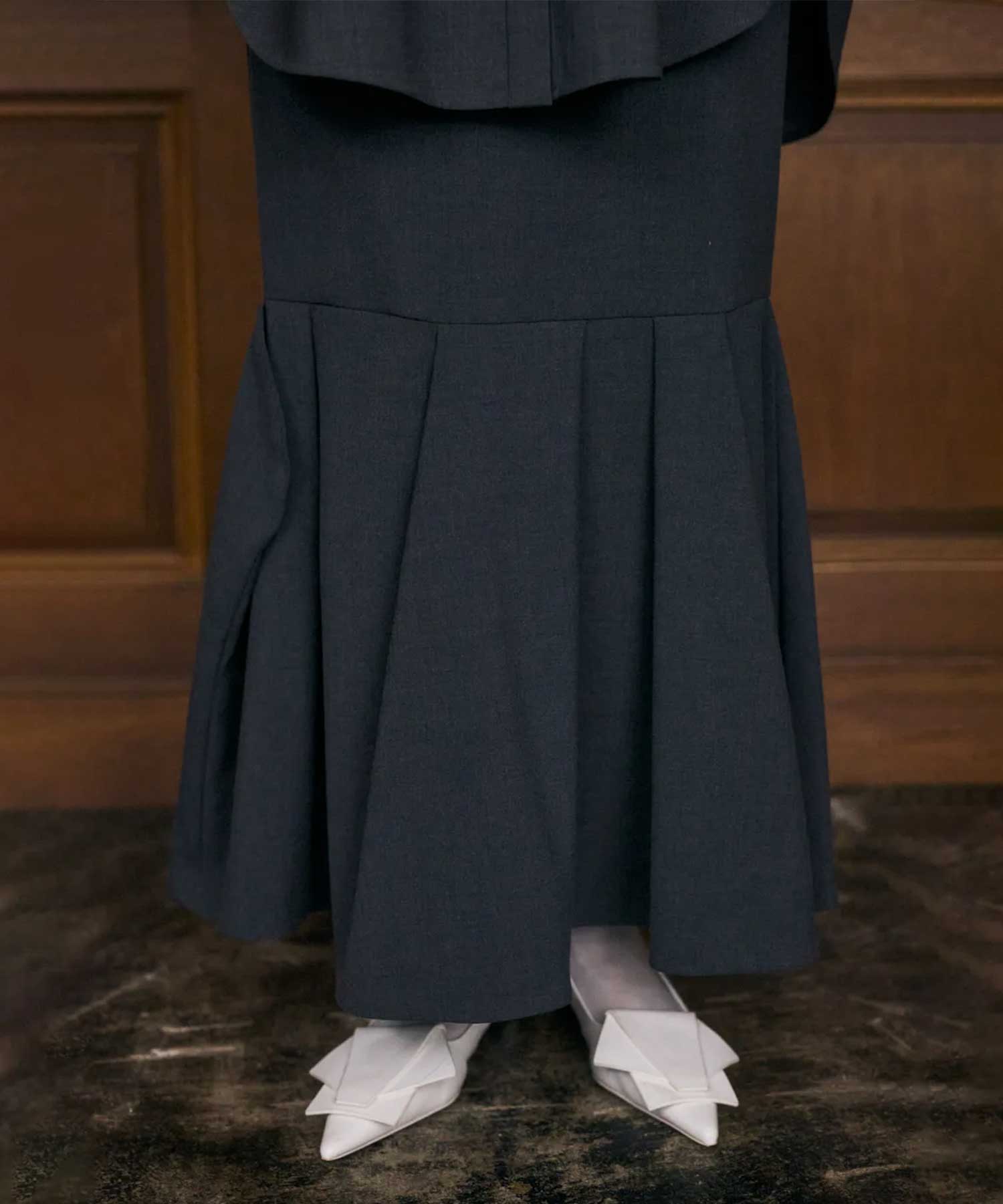 KEY-HOLE SKIRT ENFOLD