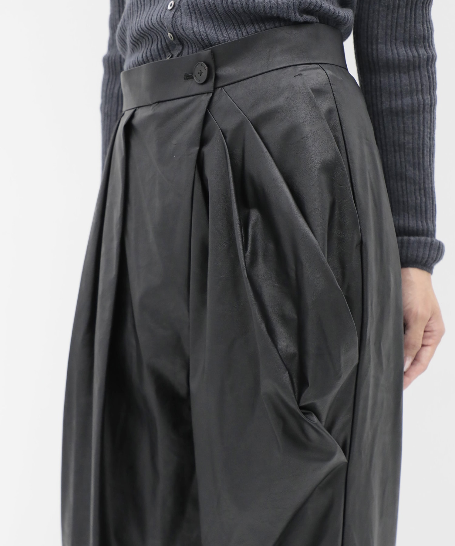 Leather Random Tuck Pants RITAN