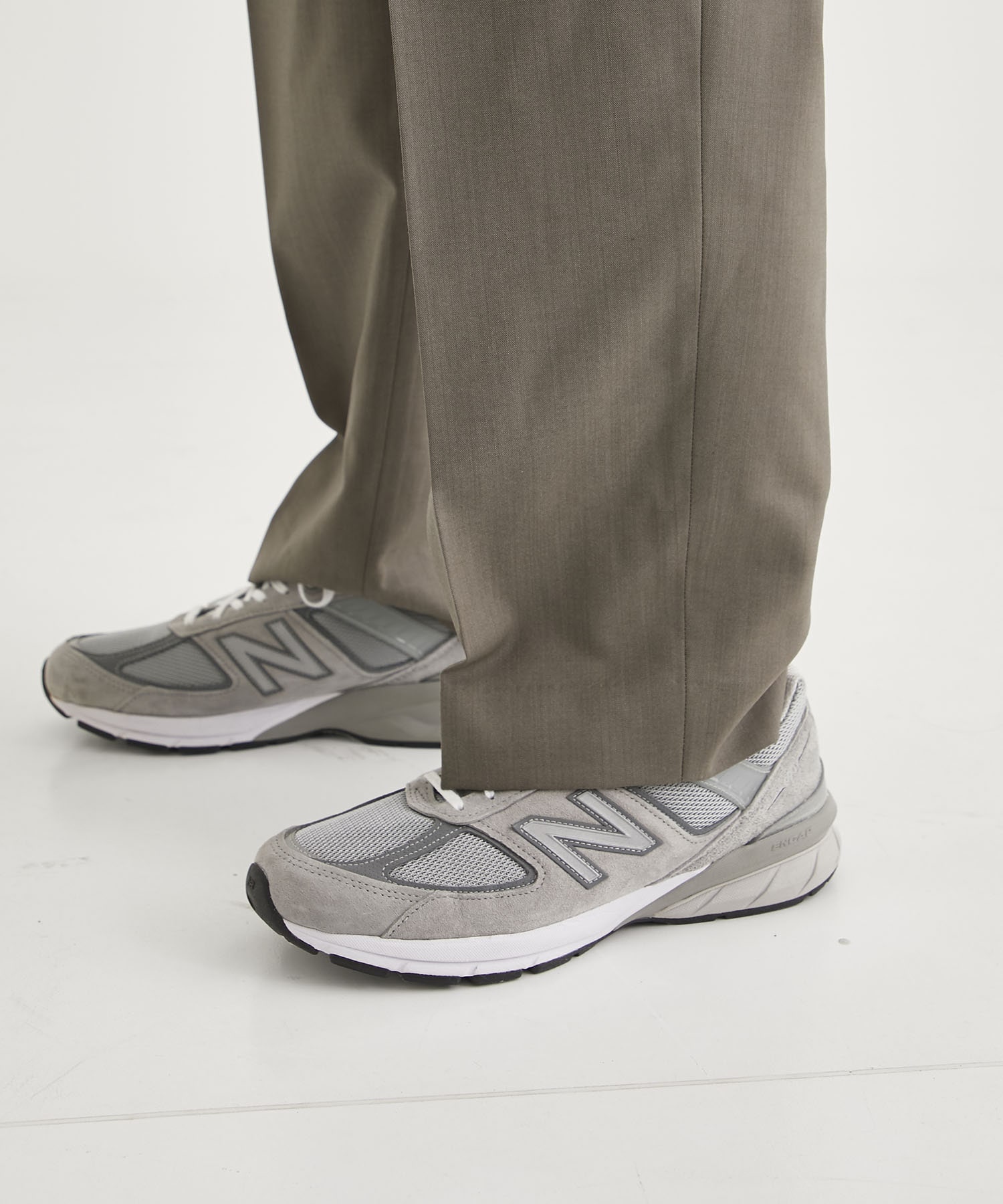 CLASSIC FIT TROUSERS(1 GREY BEIGE): MARKAWARE: MEN｜THE TOKYO