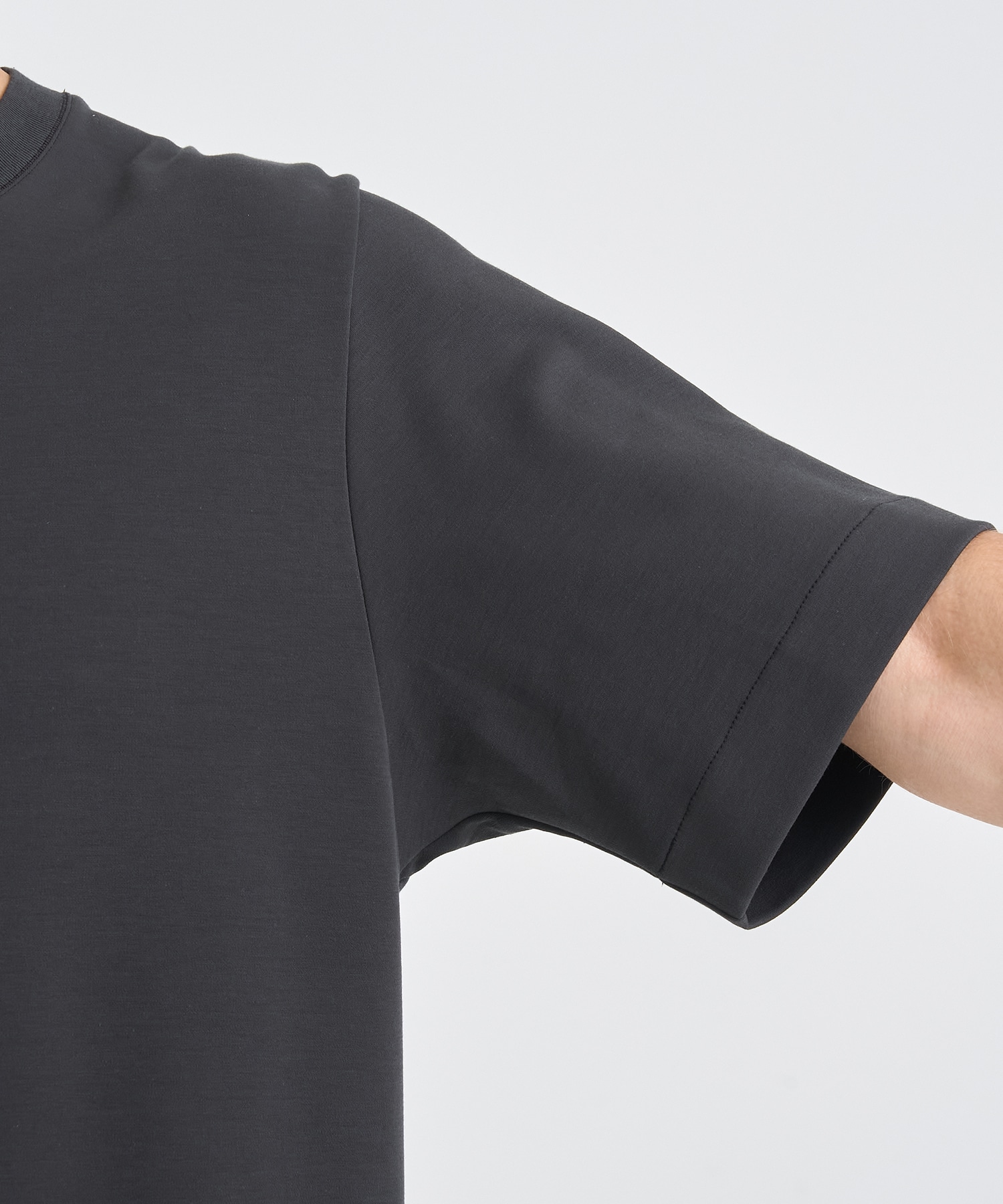 別注LEATHER TAB CREW NECK T-SHIRT IRENISA