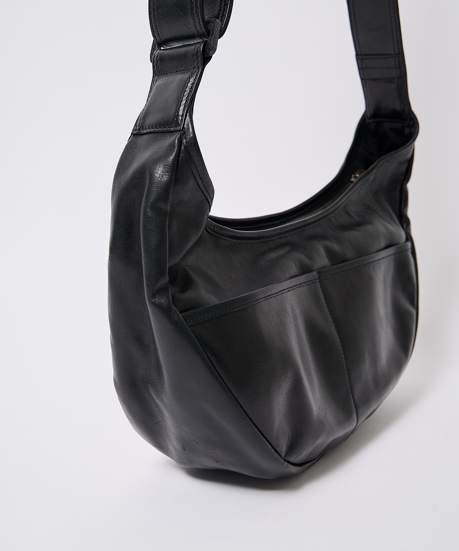 1261013 LEATHER SHOULDER BAG MASSES
