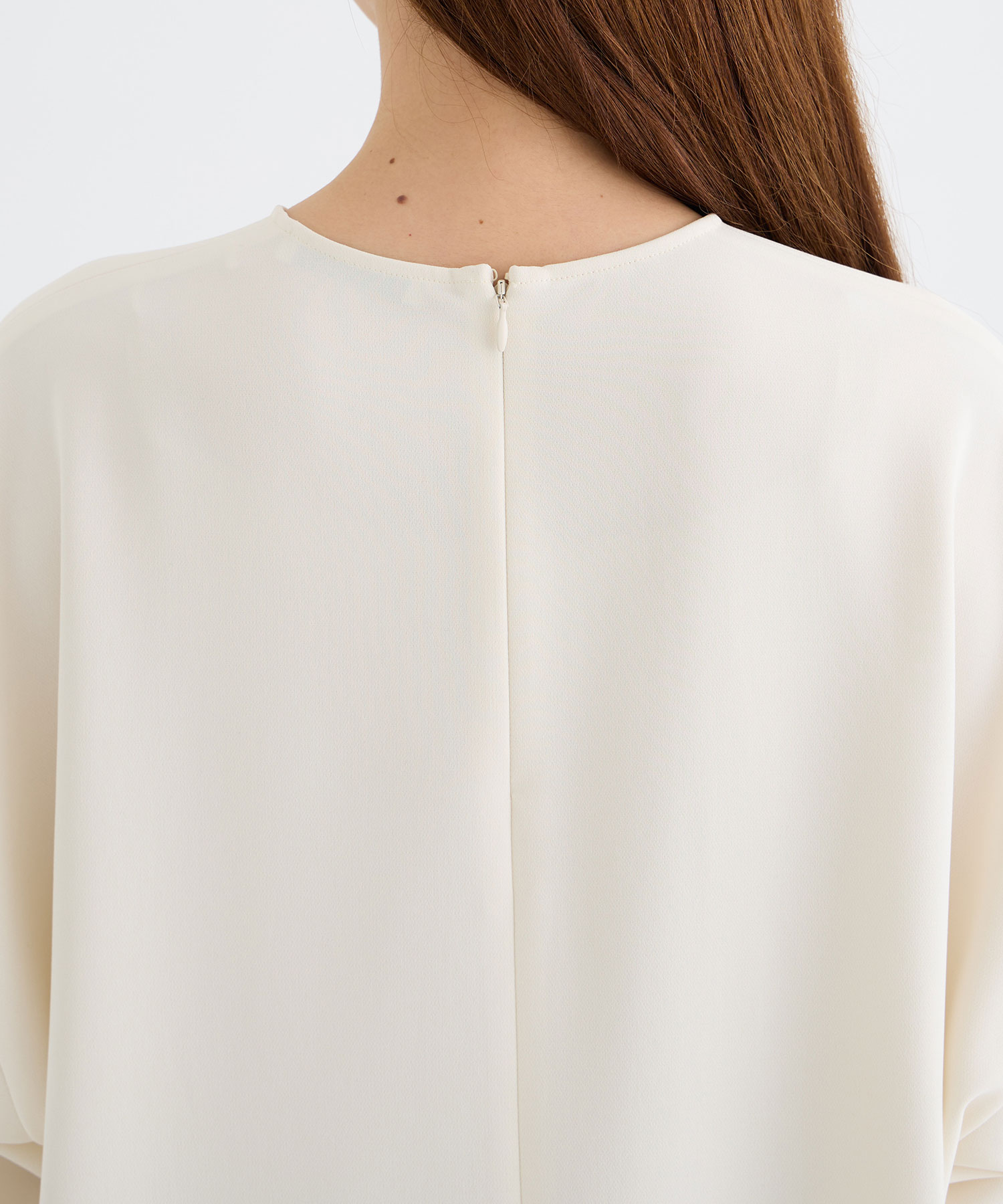 BACK ROUND HEM BLOUSE DOMELLE