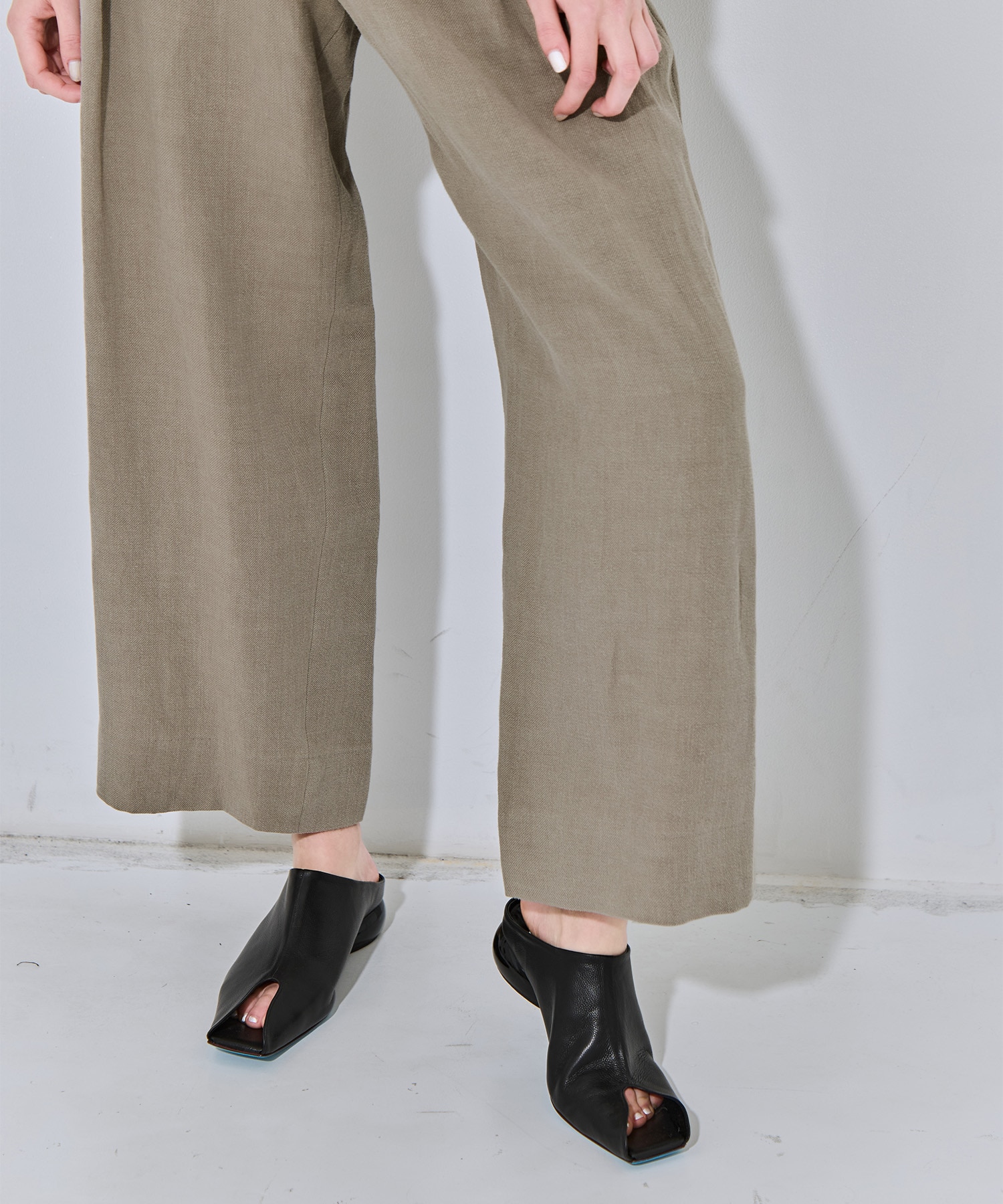 LINEN TWILL TUCKED EASY PANTS ATON