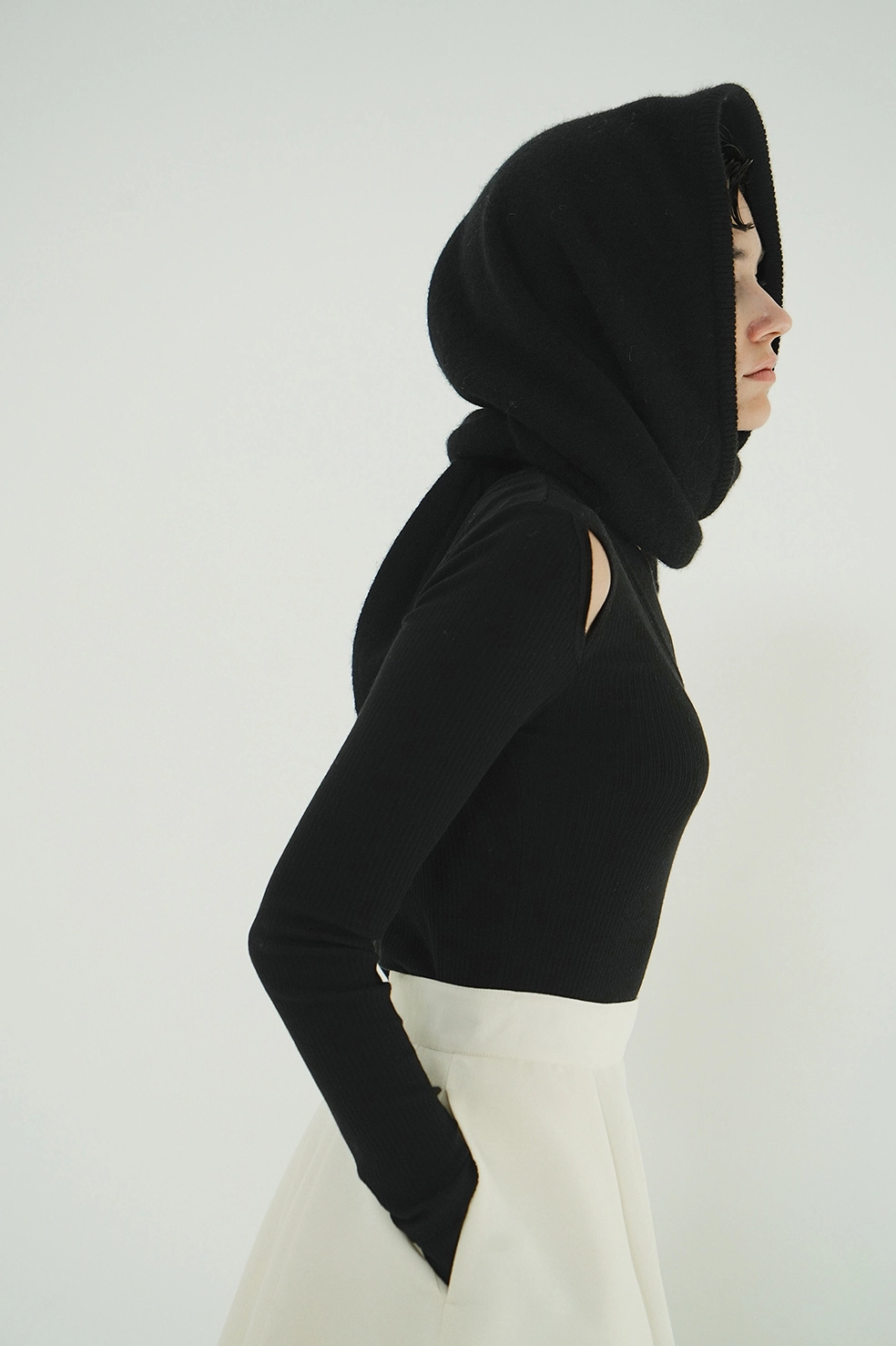 LAYERED SHOULDER CUT TOPS CLANE