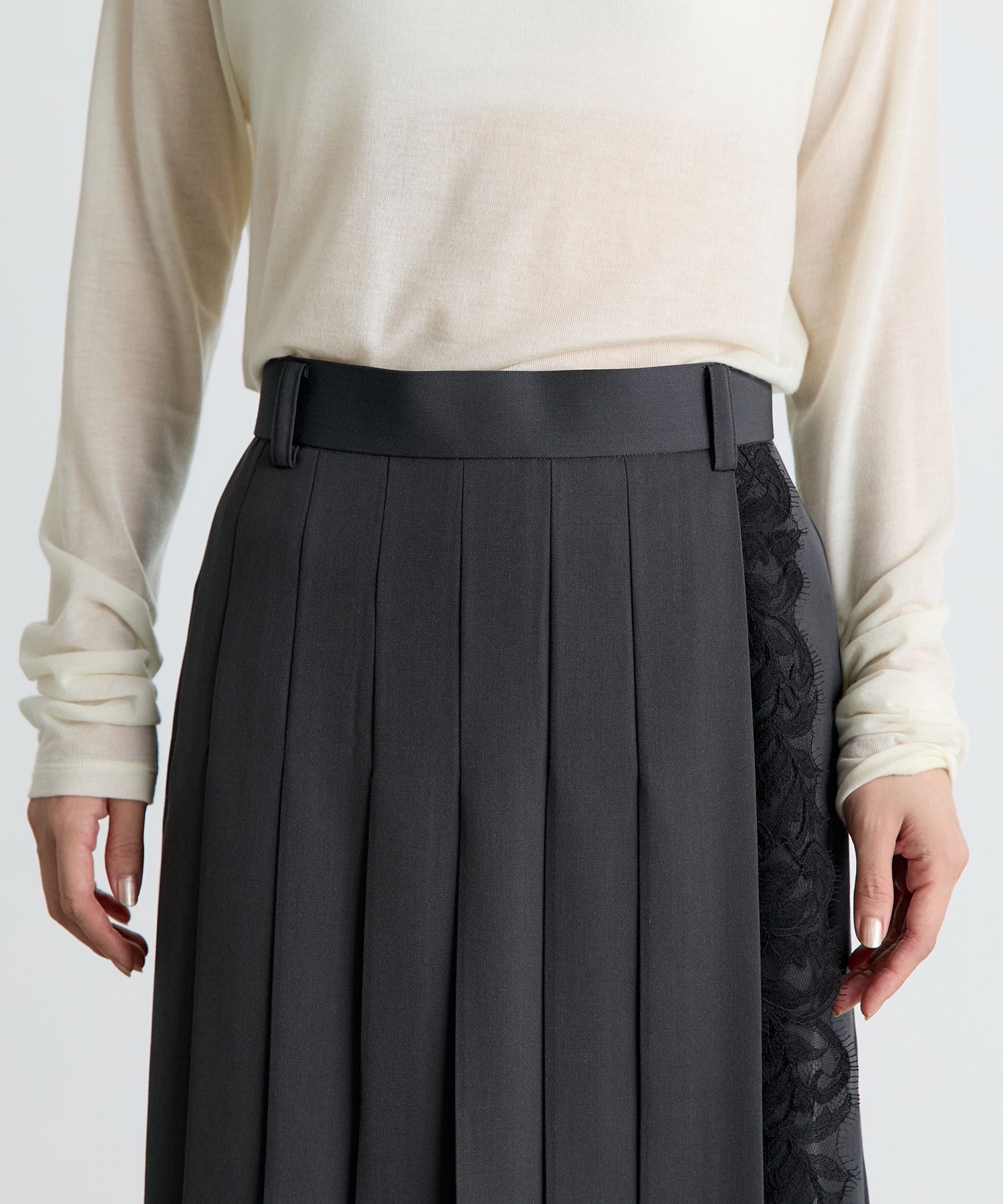 FINE WOOL PLEATED SKIRT WITH LACE TRIM FETICO