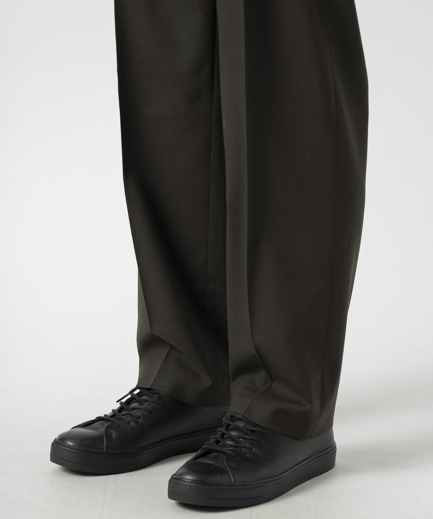 Calm Skin Easy Slim Straight Trousers THE TOKYO