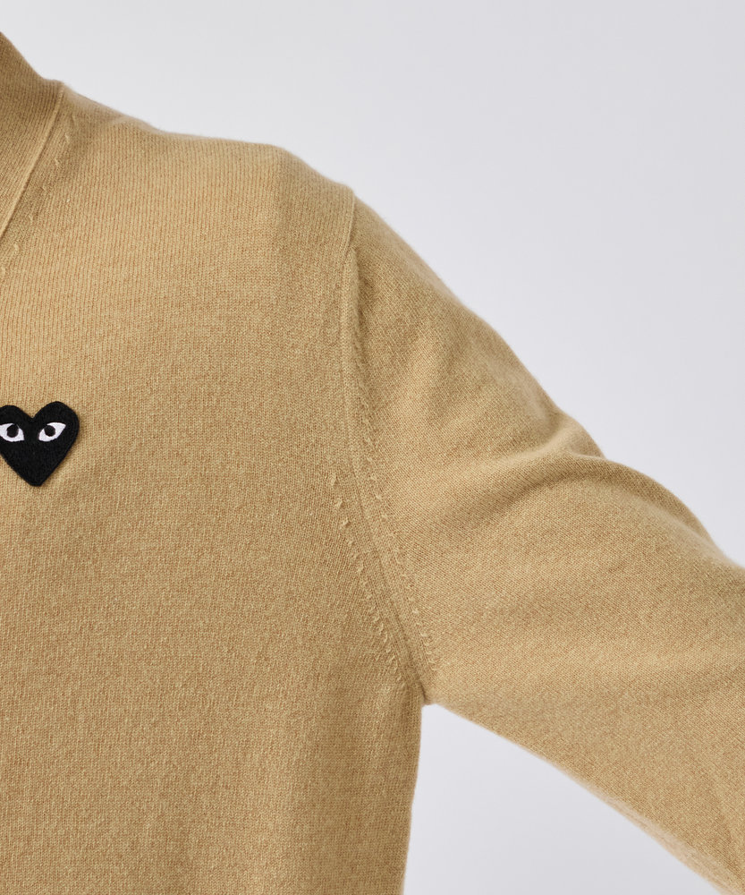 AX-N024-051 SWEATER CARDIGAN GOLD EMBLEM BLACK HEART PLAY COMME des GARCONS