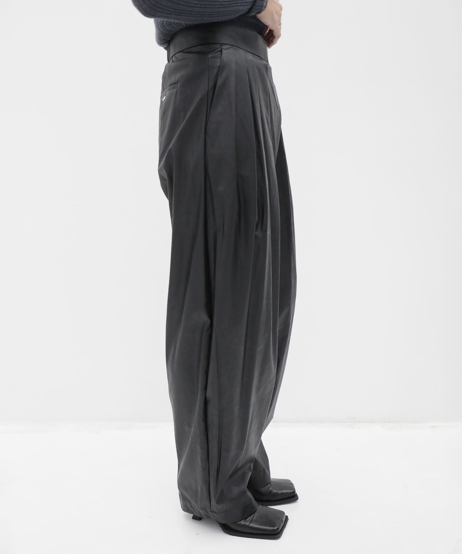 Leather Random Tuck Pants RITAN
