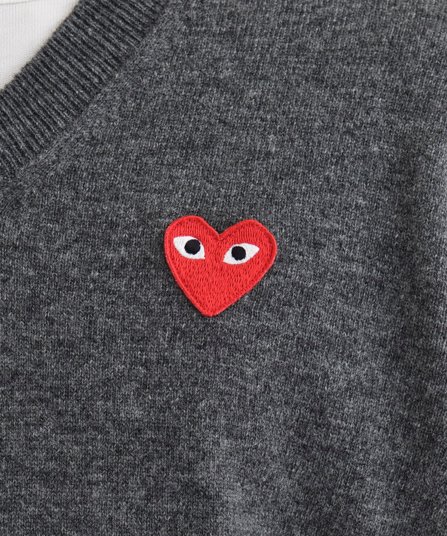 AZ-N002-051 PLAY V-NECK PULLOVER RED HEART PLAY COMME des GARCONS