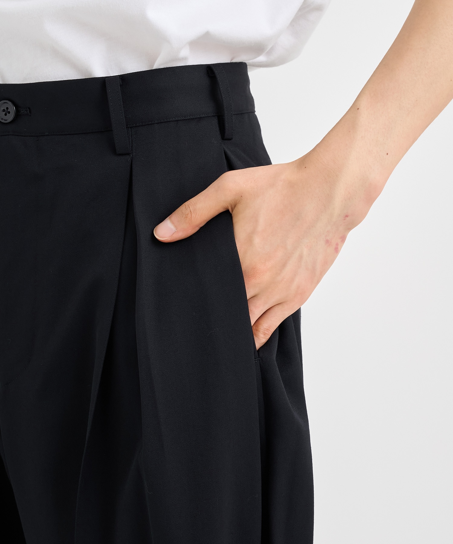 Tuck-detail pants KHOKI