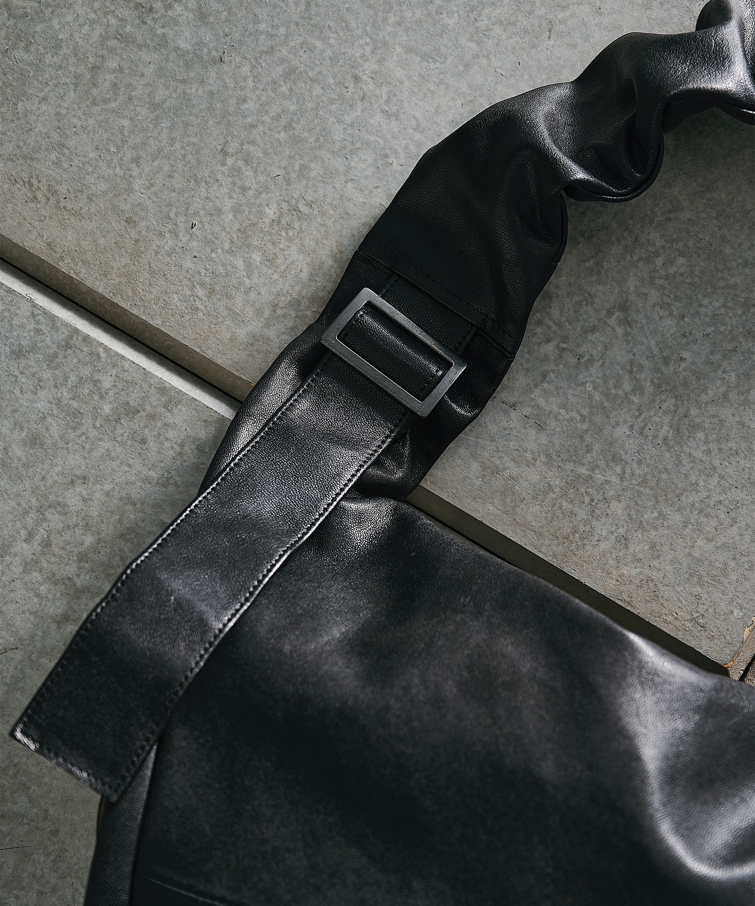 シュタイン】ST.1679 GOAT LEATHER TWIST SHOULDER BAG | SSSTEIN