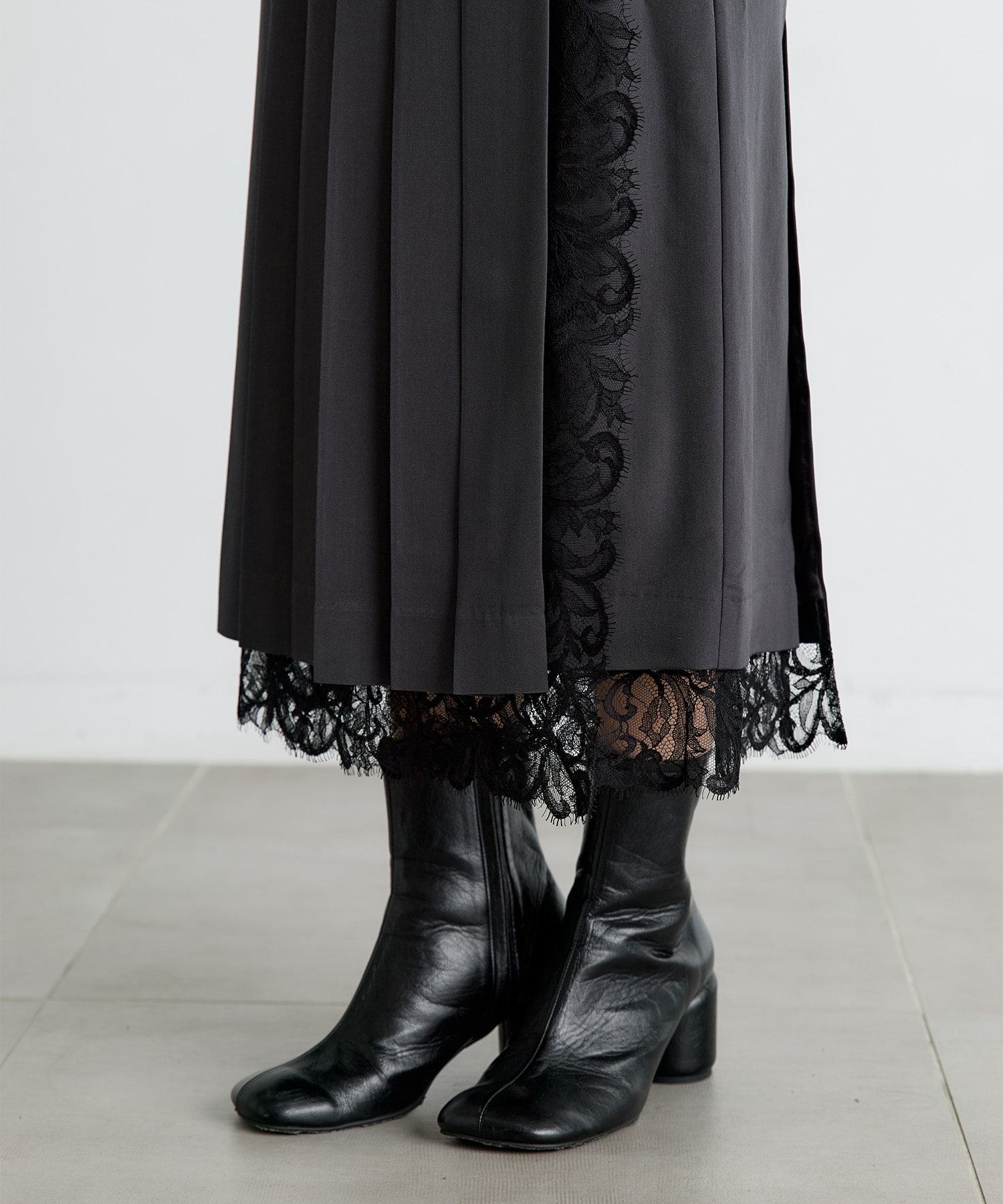 FINE WOOL PLEATED SKIRT WITH LACE TRIM FETICO