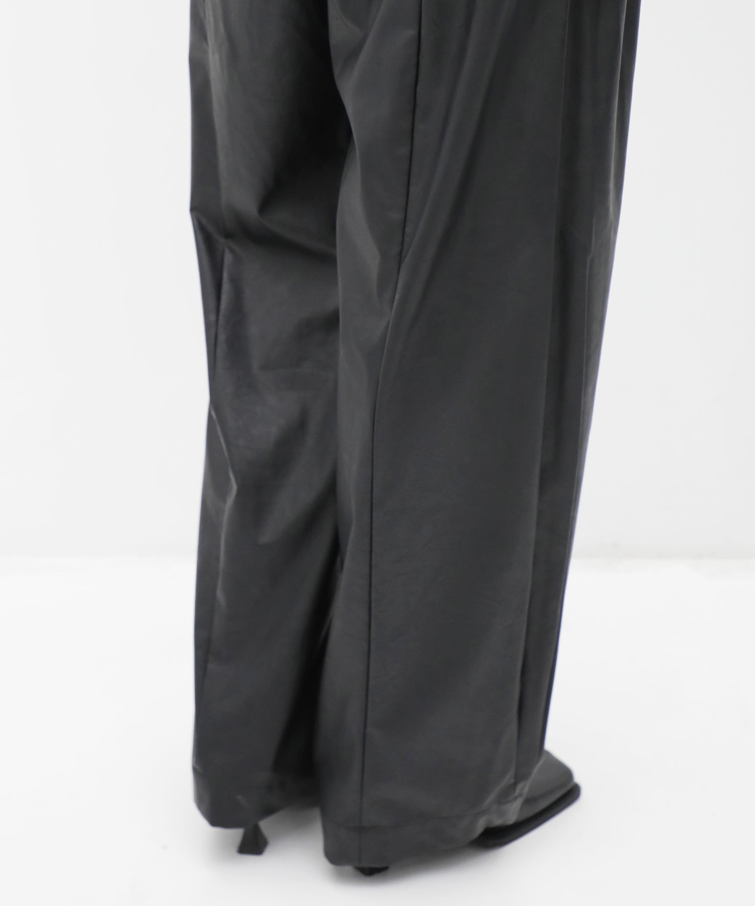 Leather Random Tuck Pants RITAN