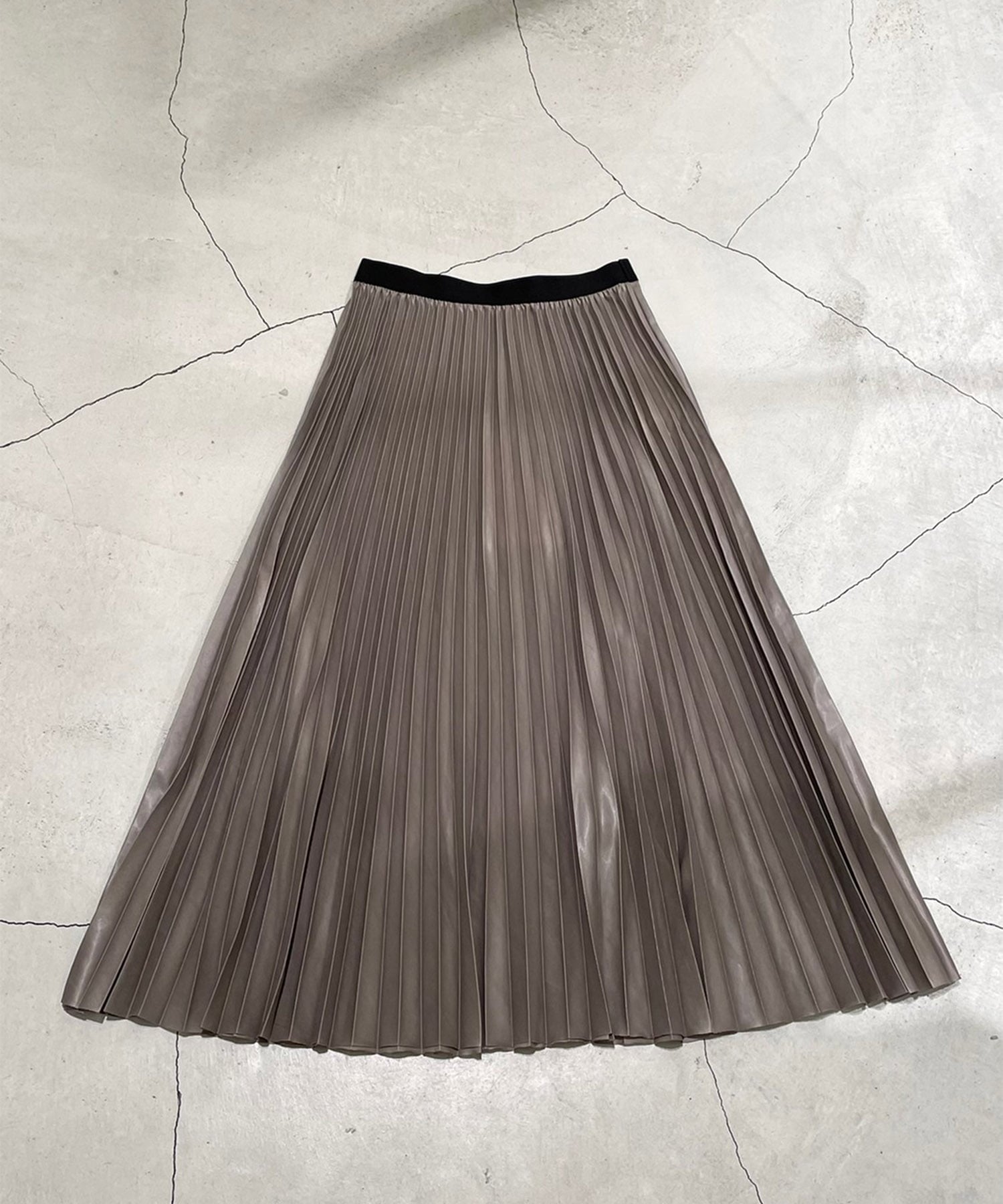 Metal finish pleated skirt