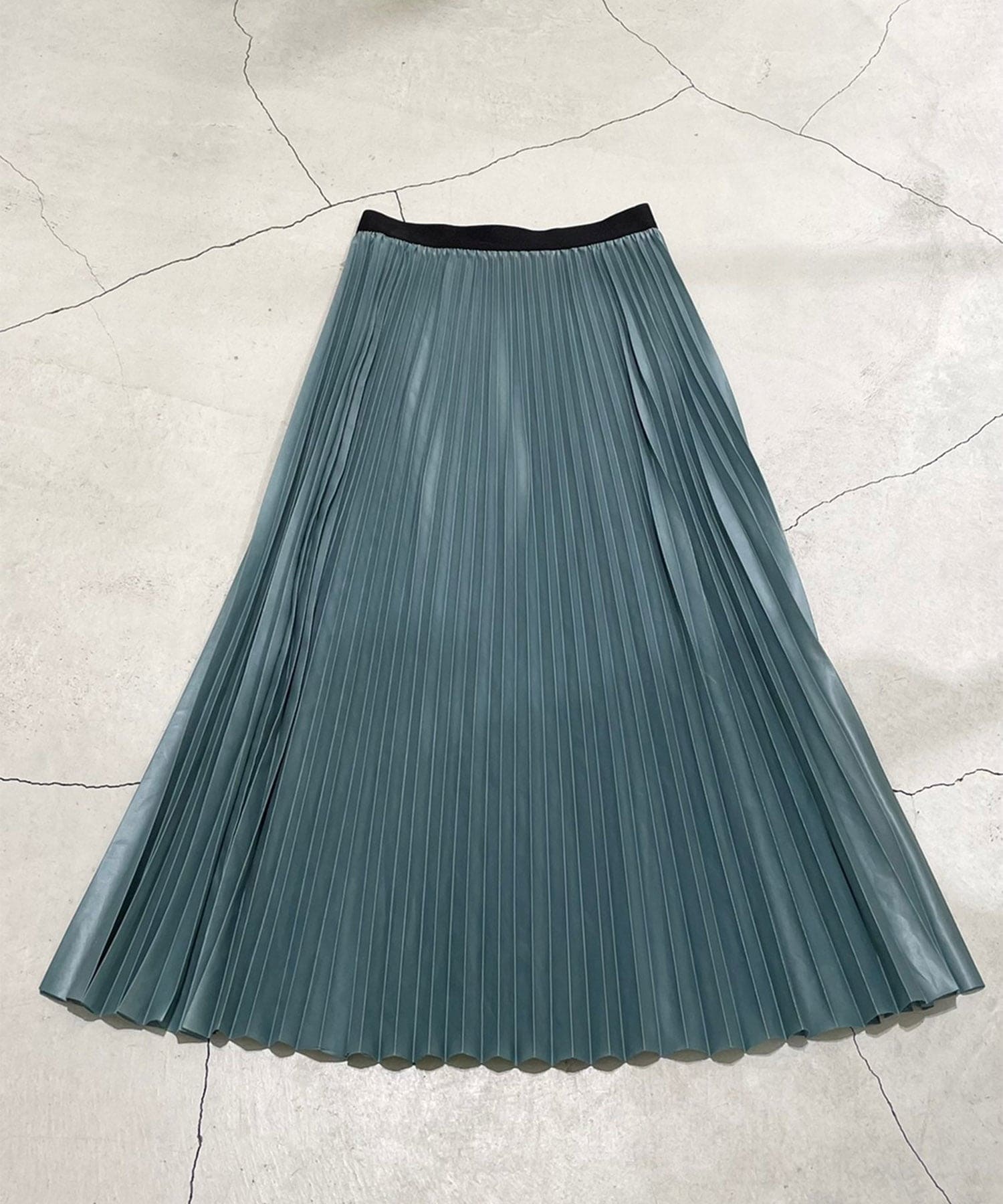 Metal finish pleated skirt
