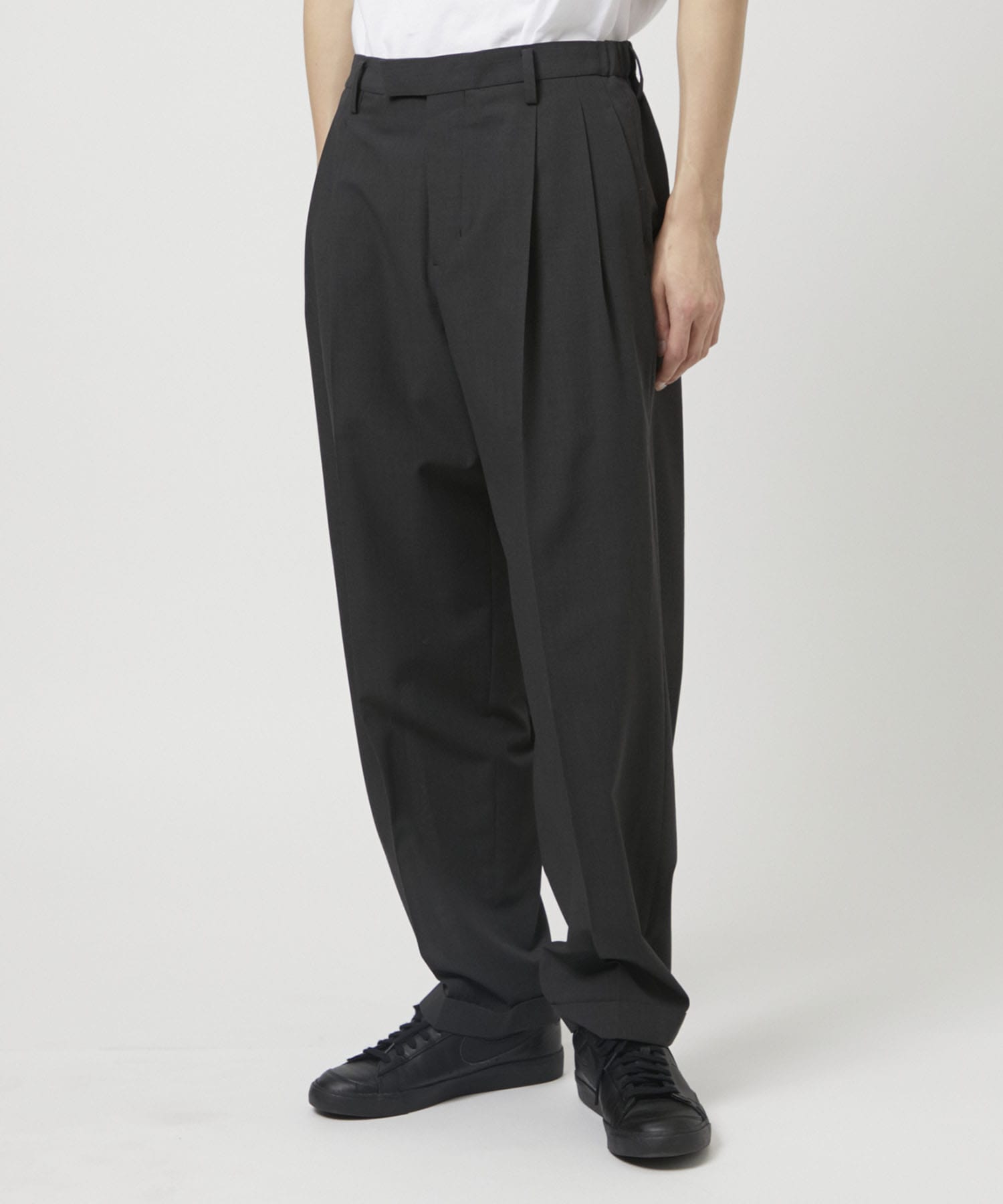 TWO TUCKS TAPERED TROUSERS