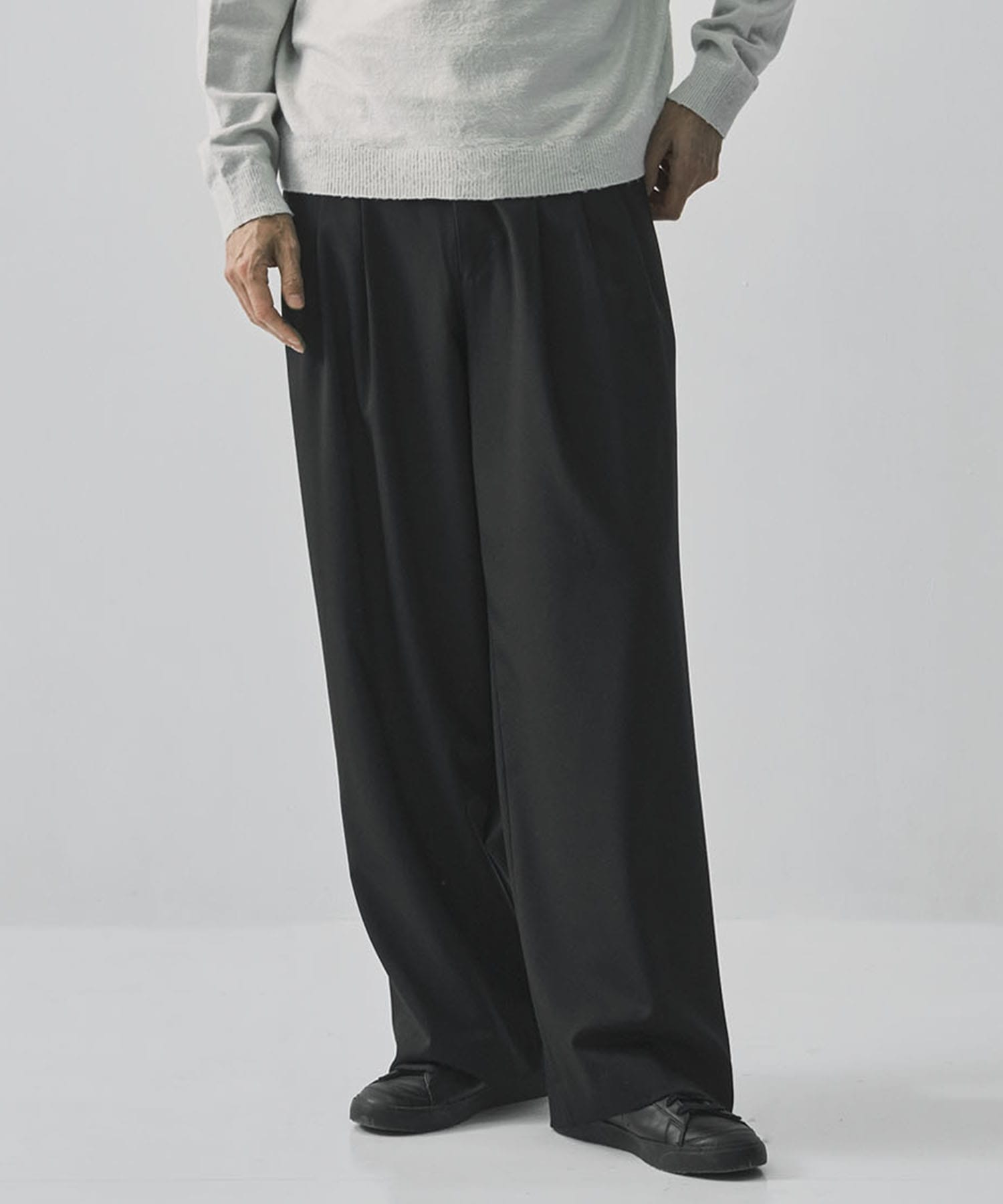 TRIPLE PLEATED WIDE TROUSERS