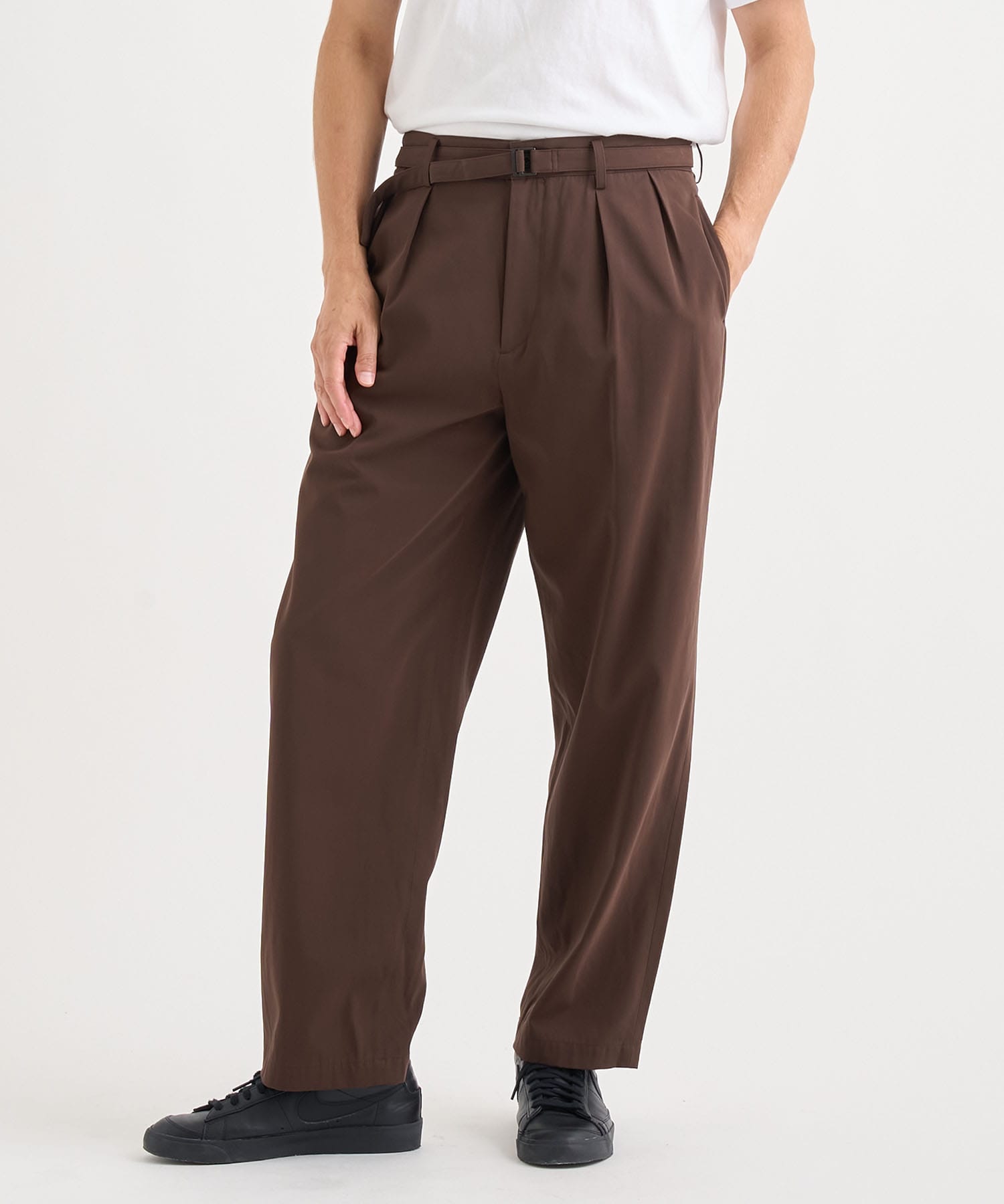 BELTED TAPERED PANTS