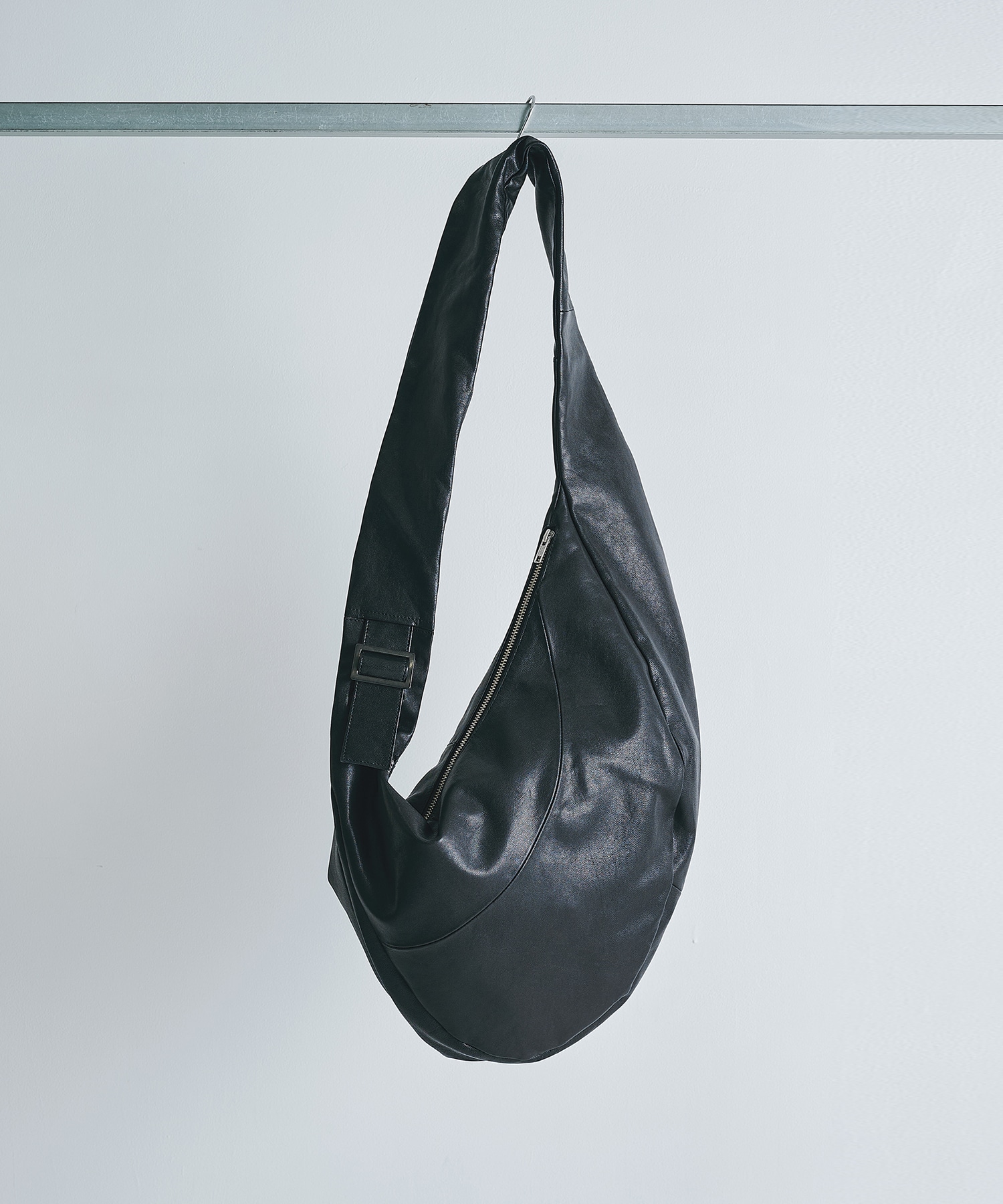 【シュタイン】ST.1679 GOAT LEATHER TWIST SHOULDER BAG