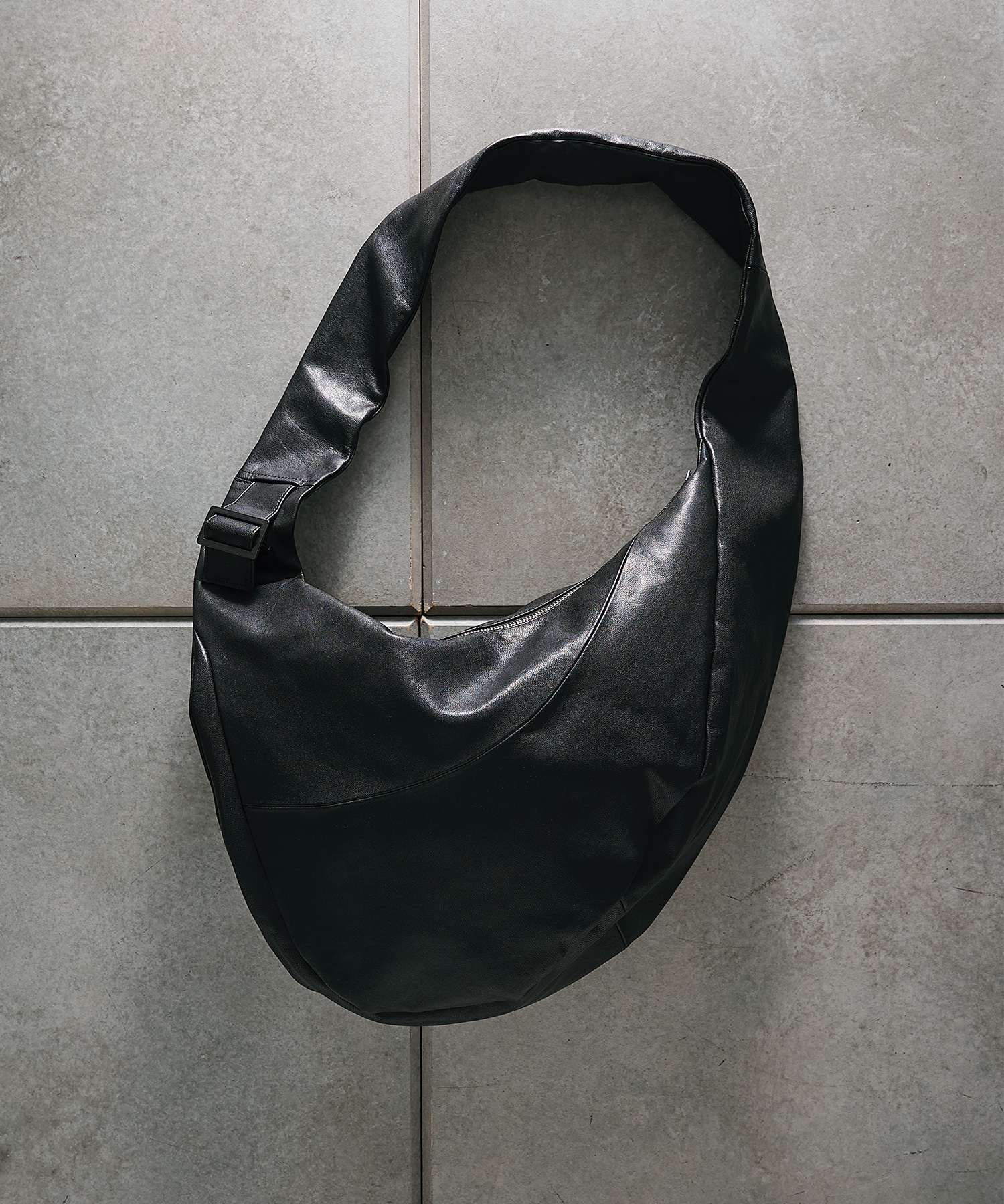 【シュタイン】ST.1679 GOAT LEATHER TWIST SHOULDER BAG