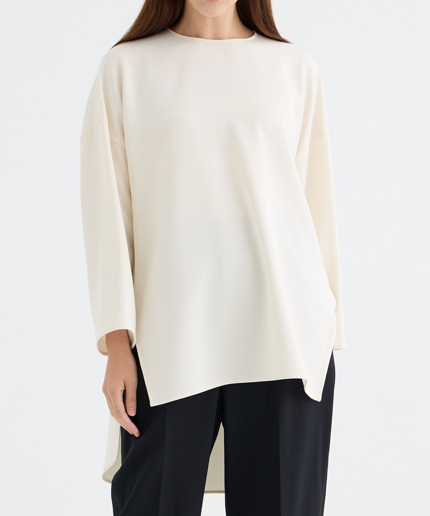 BACK ROUND HEM BLOUSE