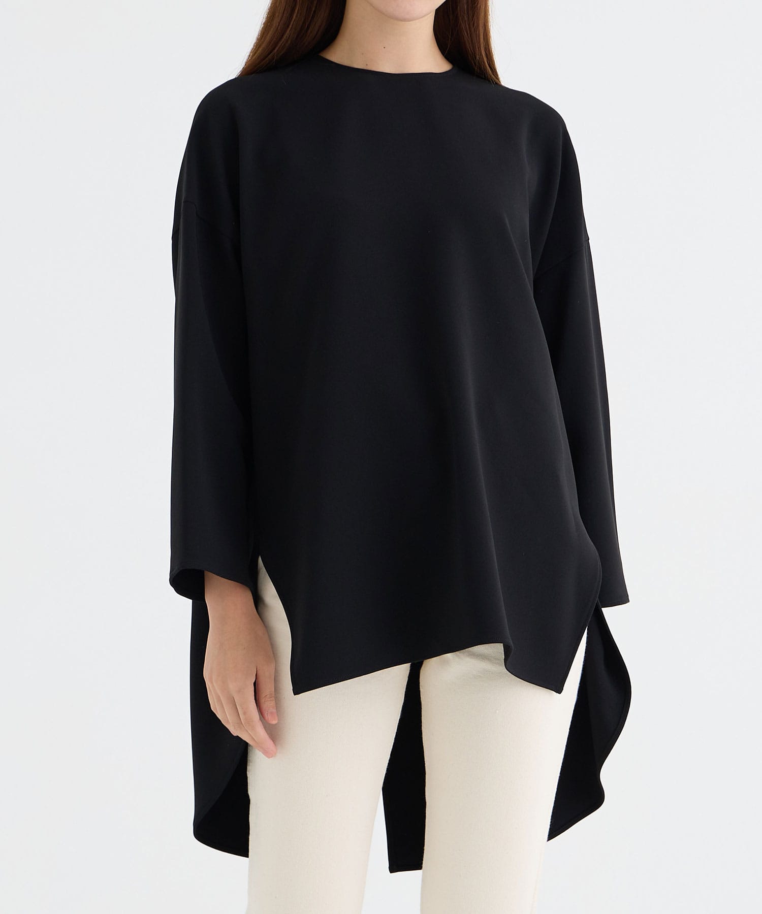 BACK ROUND HEM BLOUSE