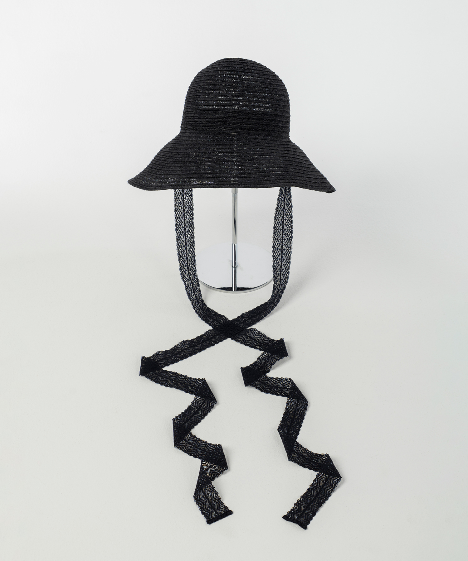 STRAW HAT WITH LACE RIBBON