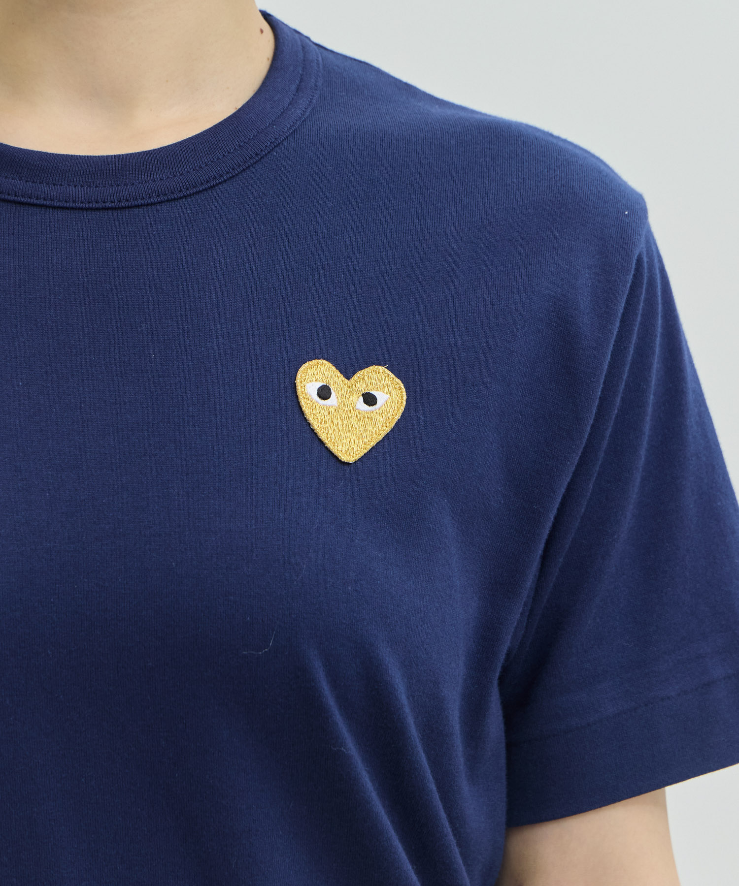 T-SHIRT GOLD EMBLEM GOLD HEART