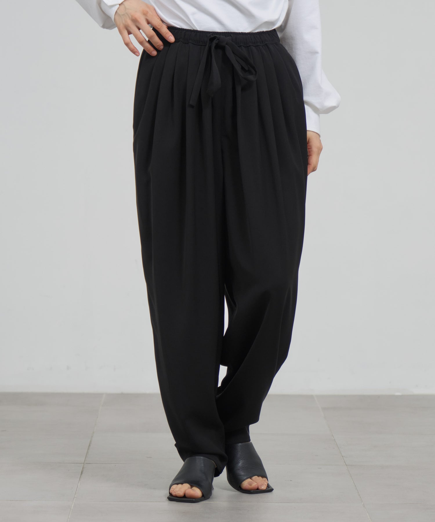 MANY-TUCK COCOON-PANTS
