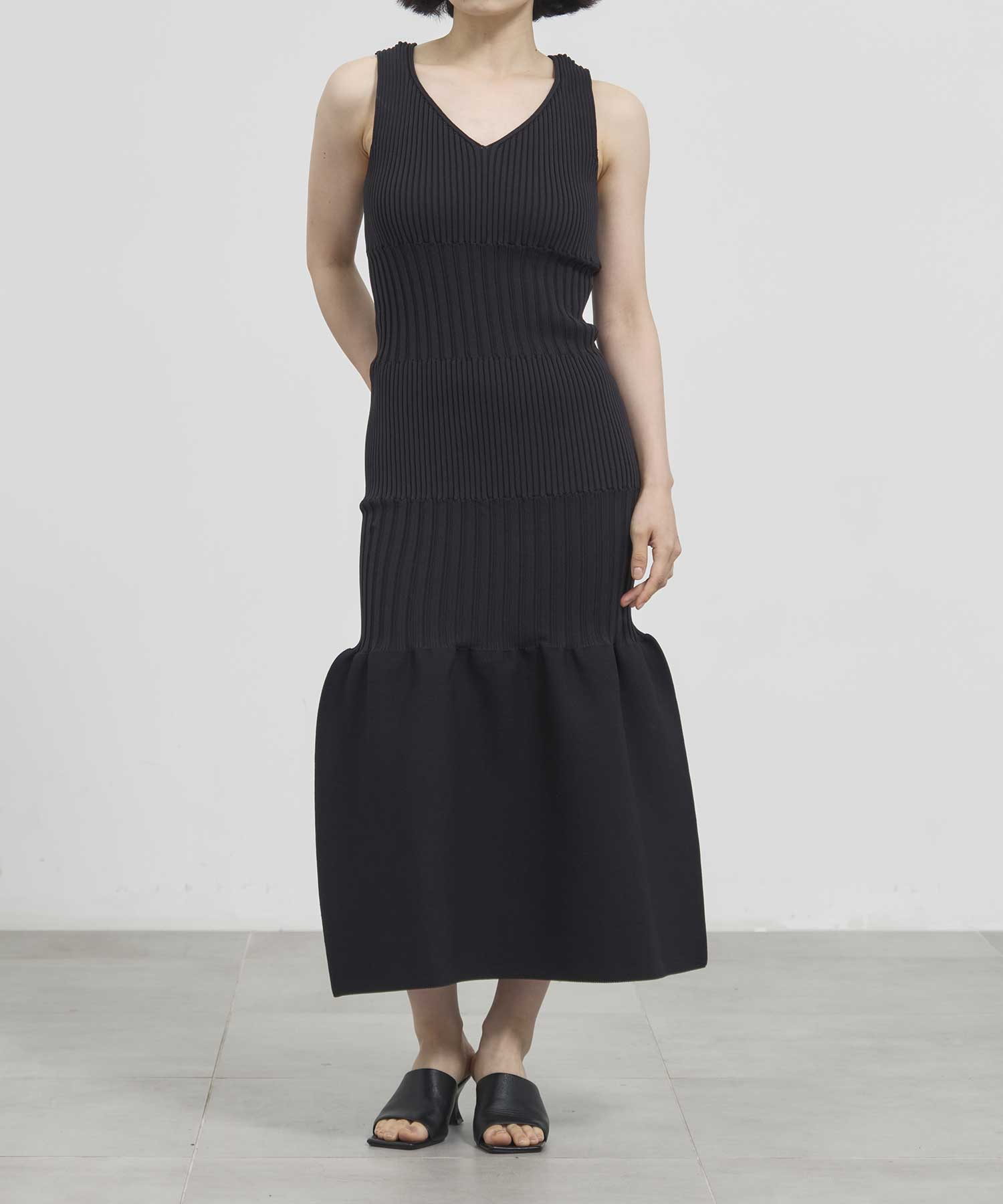 FLUTED V-NECK SLEEVELESS MERMAID DRESS