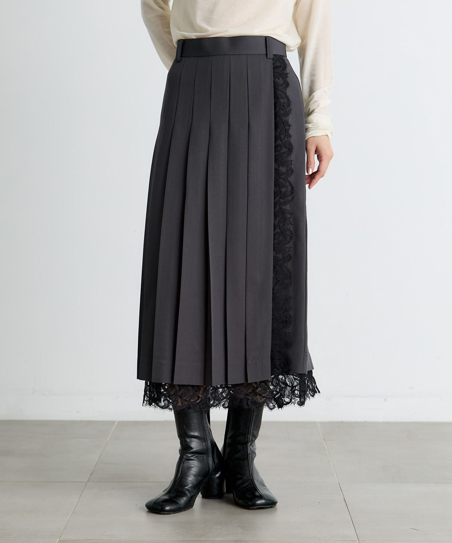 FINE WOOL PLEATED SKIRT WITH LACE TRIM