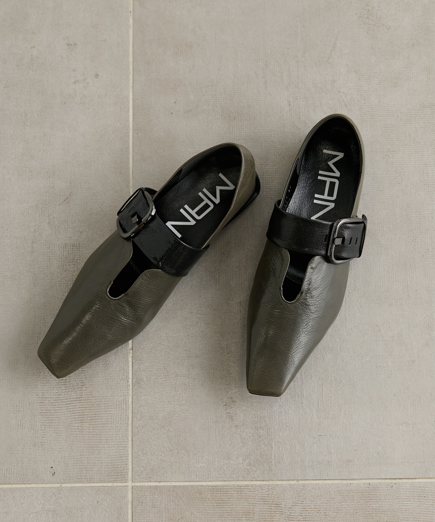Square-toe Buckle　Shoes